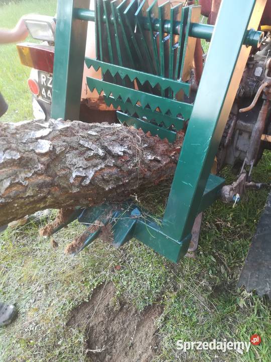 Mechaniczny podnośnik do załadunku drzewa