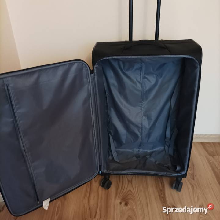 Duża walizka podróżna na kółkach