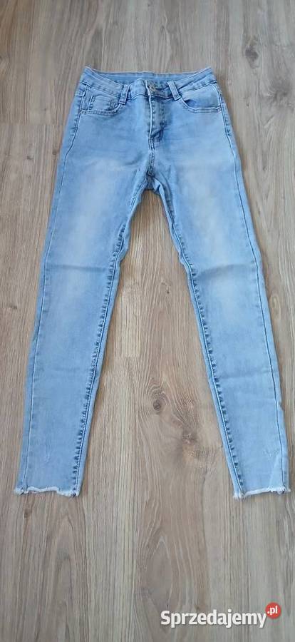 Jeansy z poszarpanymi nogawkami modne Grudziądz