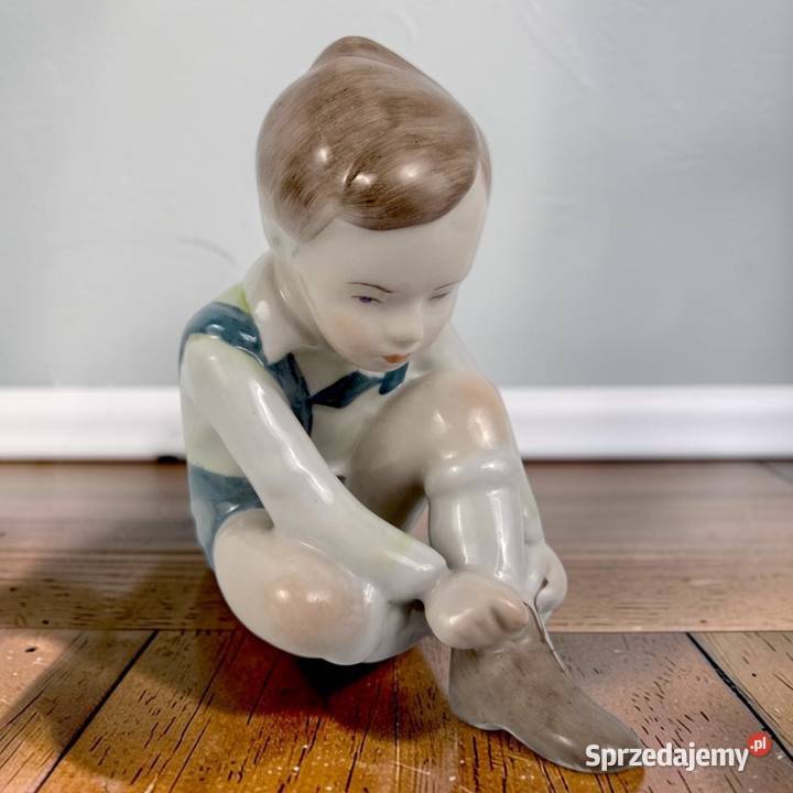 Chłopiec zakłada wiąże buty Lszló Kmves Aqvincum Porcelana i szkło Bronisze