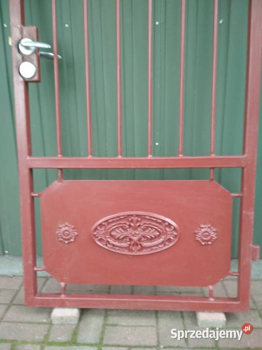 Furtka metalowa z ozdobami
