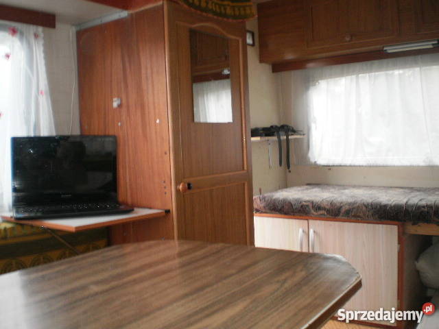 Fajna przyczepa kempingowa z panelem i łódzkie Strzałki