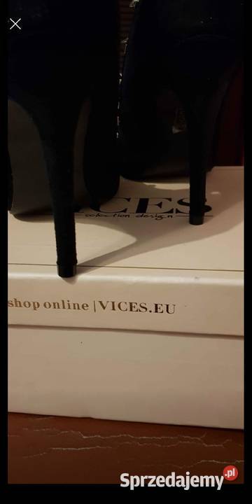 Szpilki z ćwiekami i paskiem na kostce buty na Sanok