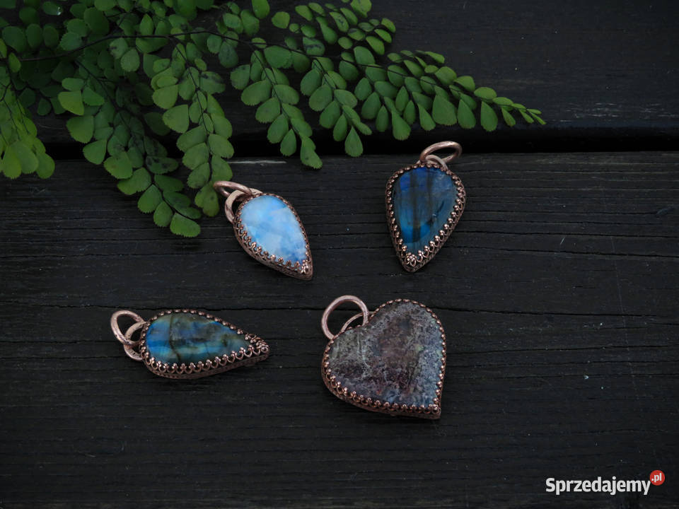 Miedziany wisiorek z niebieskim kamieniem Wieliczka