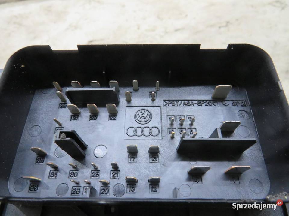 SKRZYNKA BEZPIECZNIKÓW 16TDI PASSAT B7 osobowe