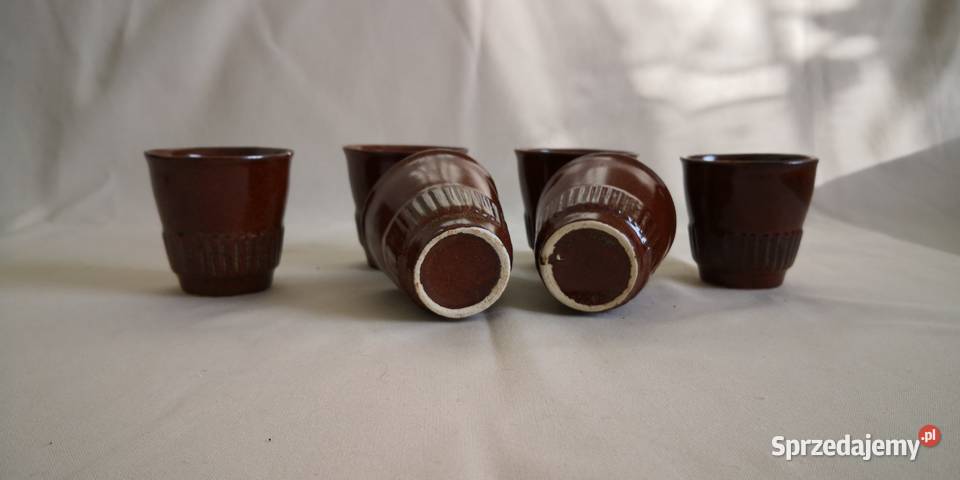 Kubeczki z brązowej ceramiki z czasów PRL u Bydgoszcz
