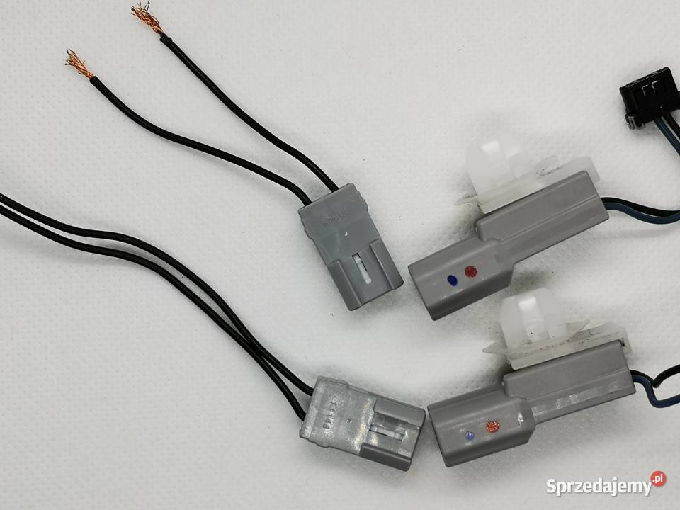 Wtyczka i kostka lampy tylnej LED w klapia Warszawa