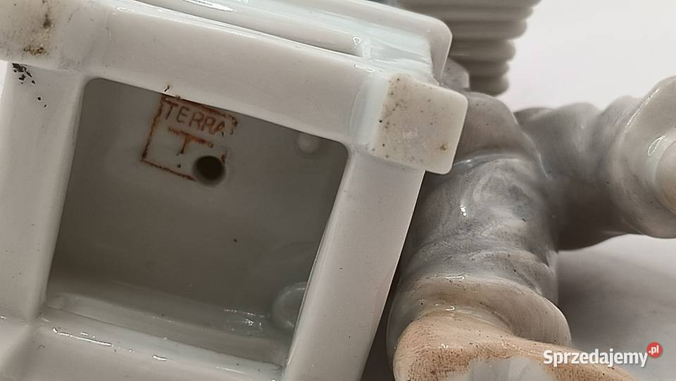 Figurka porcelana chłopiec z akordeonem