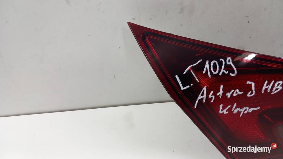 OPEL ASTRA J HB LAMPA TYŁ LEWA W KLAPĘ CIEMNA Zbierkowo