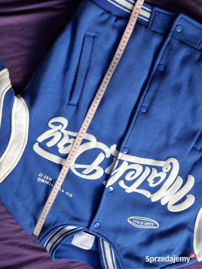 Niebieska kurtka SM bejsbolówka Bershka college małopolskie
