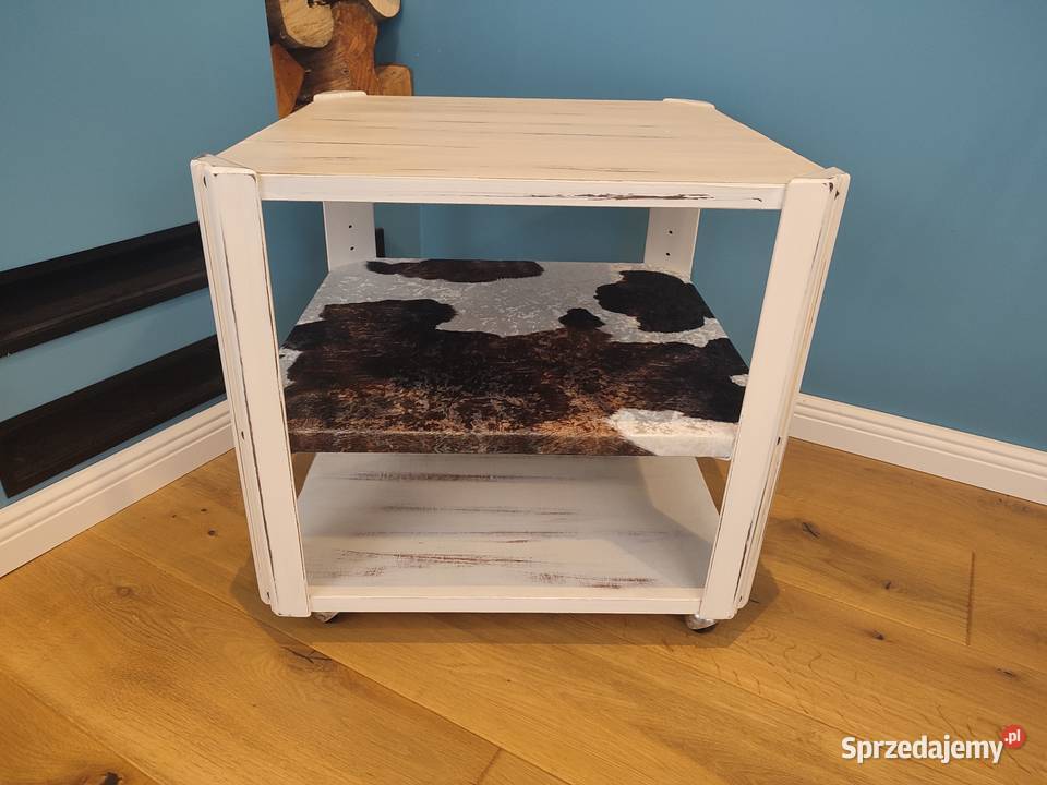 Piękny unikatowy stolik pomocnik biały z