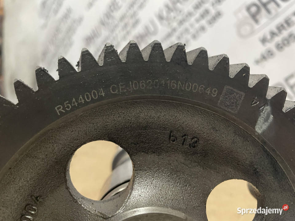 John Deere 6068 wałek rozrządu RE557329 RE557328