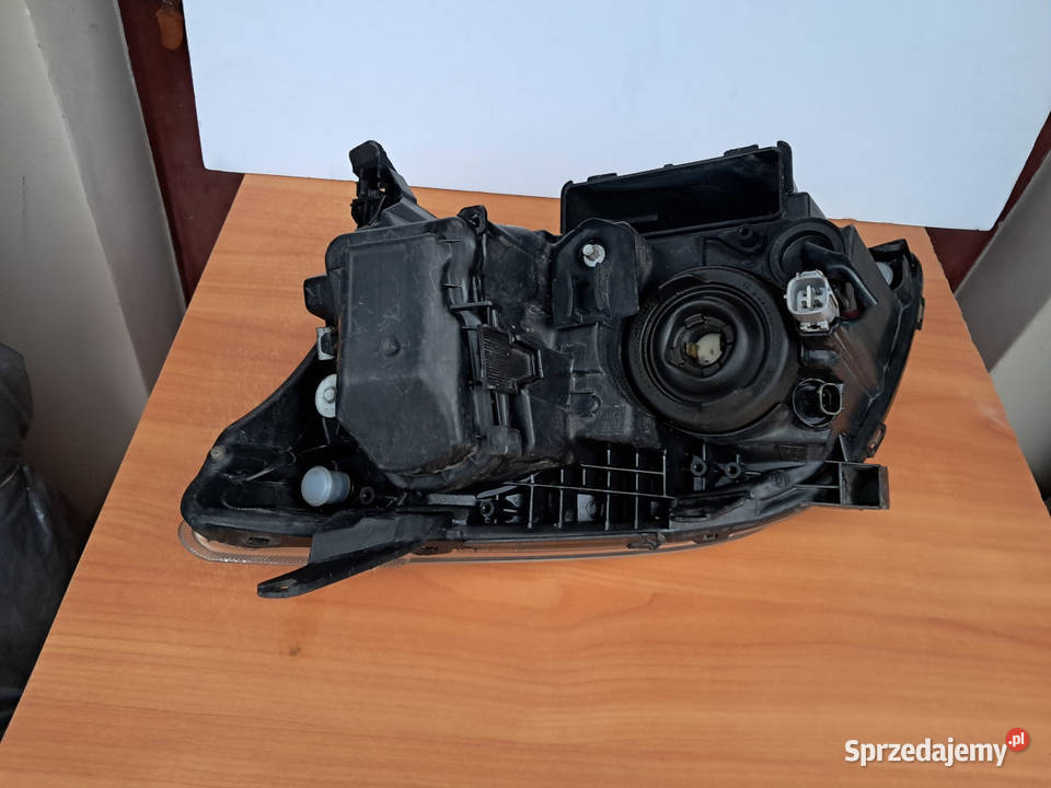 Lampa prawa przód TOYOTA AVENSIS T25 osobowe Chełm sprzedam