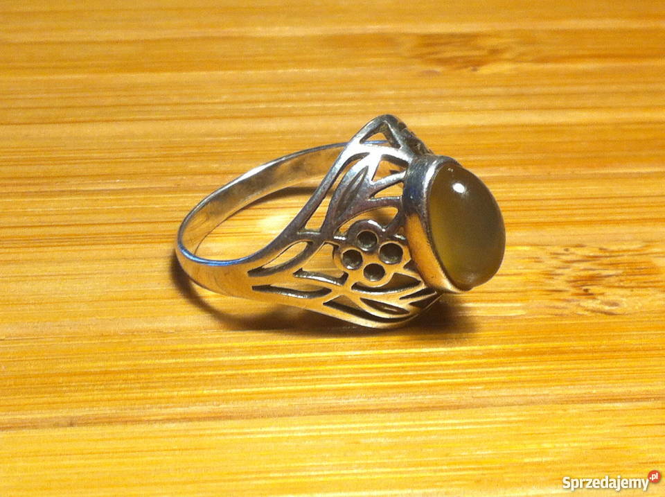 Srebrny pierścionek z naturalnym kamieniem sprzedam