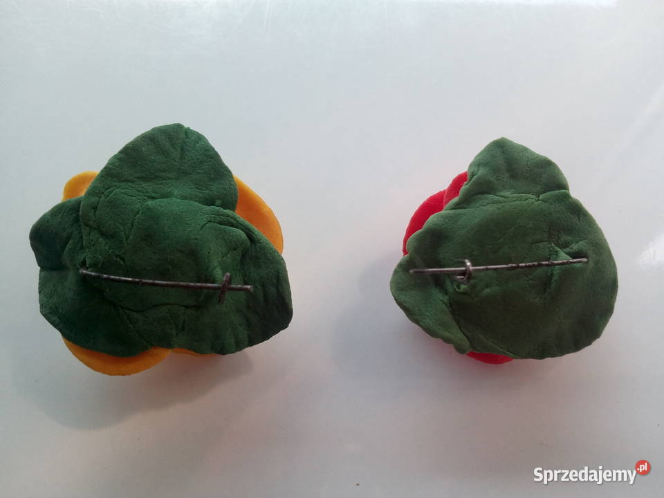 2 malutkie broszki w kształcie kwiatów róży Mielno