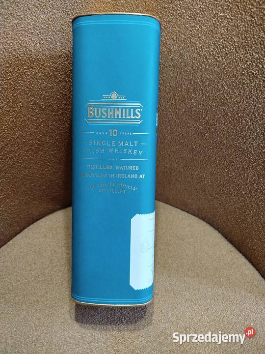 Ozdobne pudełko z grubego kartonu z metalowymi