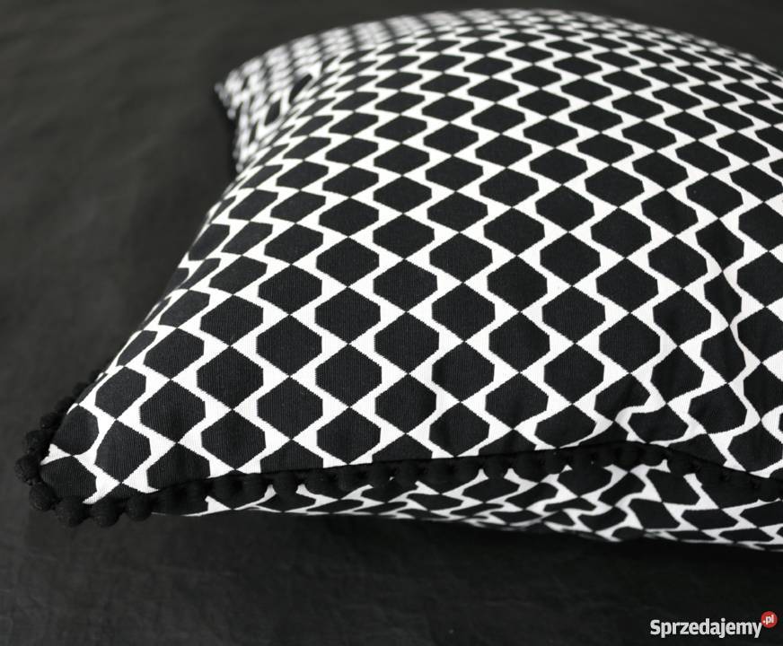 Poduszki czarno białe do salonu na kanapę do