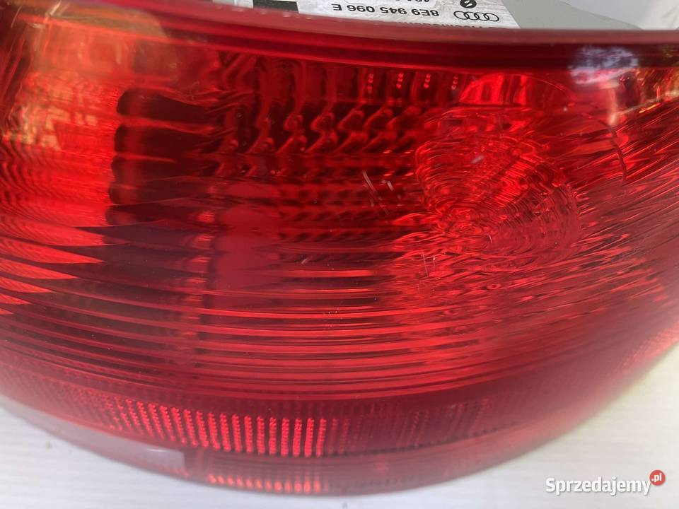 AUDI A4 8E9 PRAWA LAMPA TYŁ KOMBI Ostroróg