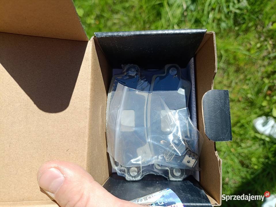 Zaciski z klockami tył do Corolli e12 z 2005r Pasłęk