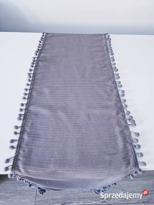 Bieżnik na stół z pomponikami