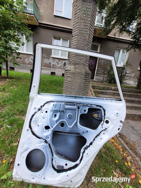 Toyota Auris drzwi prawe tylne Pozostałe Lublin