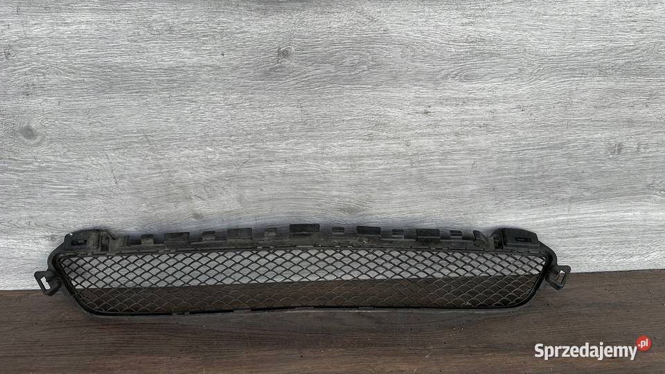 MERCEDES CKLASA 205 KRATKA W ZDERZAK PRZÓD W205
