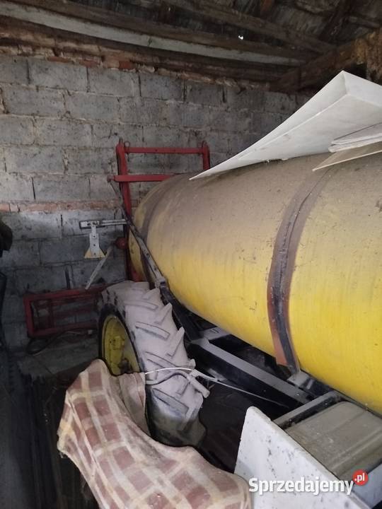 Opryskiwacz ciągnięty 2000l Dobrzyca