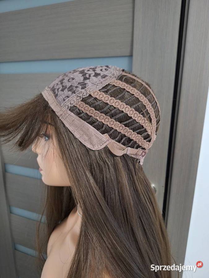 Długa peruka w kolorze szatynowym z grzywką Malbork