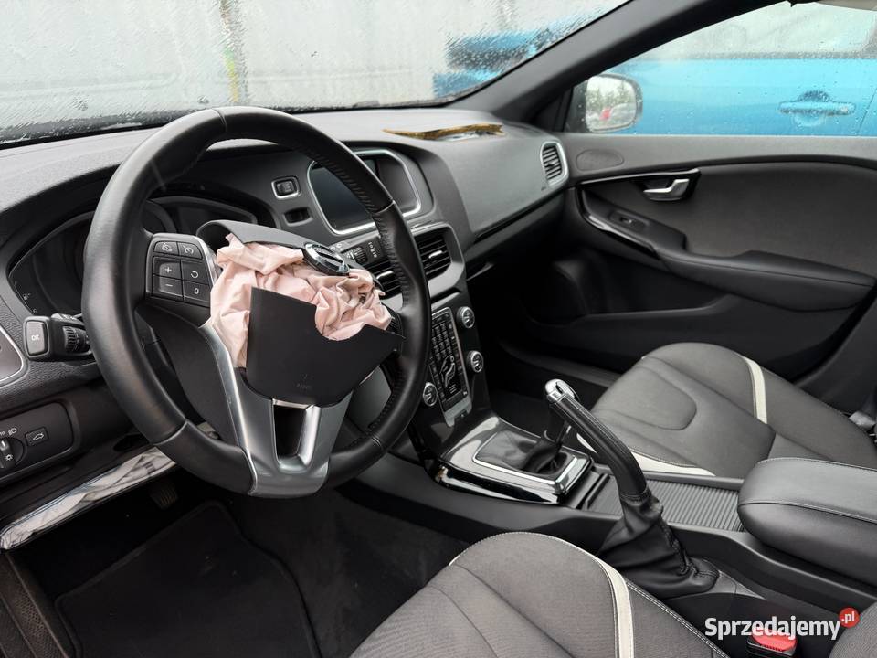 VOLVO V40 V4 LIFT 20 Benzyna 2019 MOMENTUM 45 Prudnik