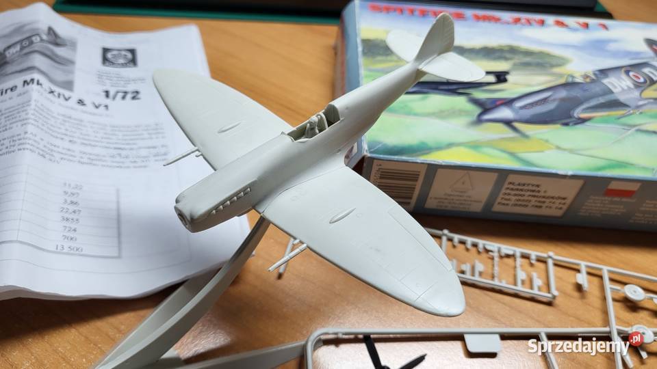 Częściowo złożony model Spitfire Mk XIV V1 ZTS Warszawa