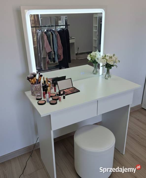 Nowoczesna toaletka kosmetyczna z lustrem led małopolskie