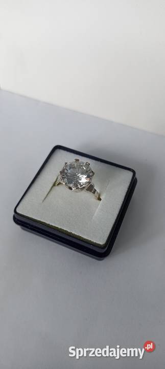Pierścionek z cyrkonią