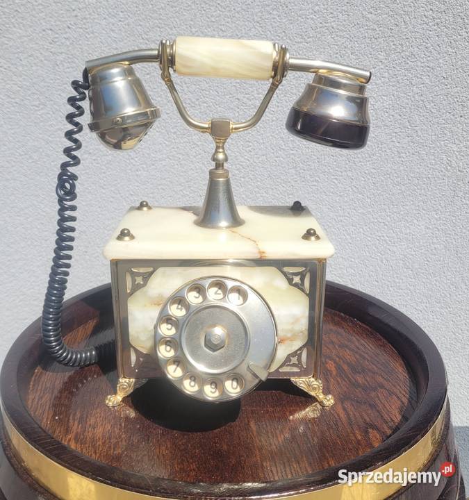 Zabytkowy telefon z obrotową tarczą wykonany z