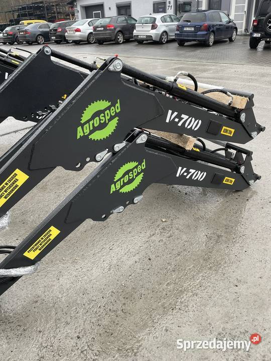 Ładowacz czołowy firmy Agrosped model V700