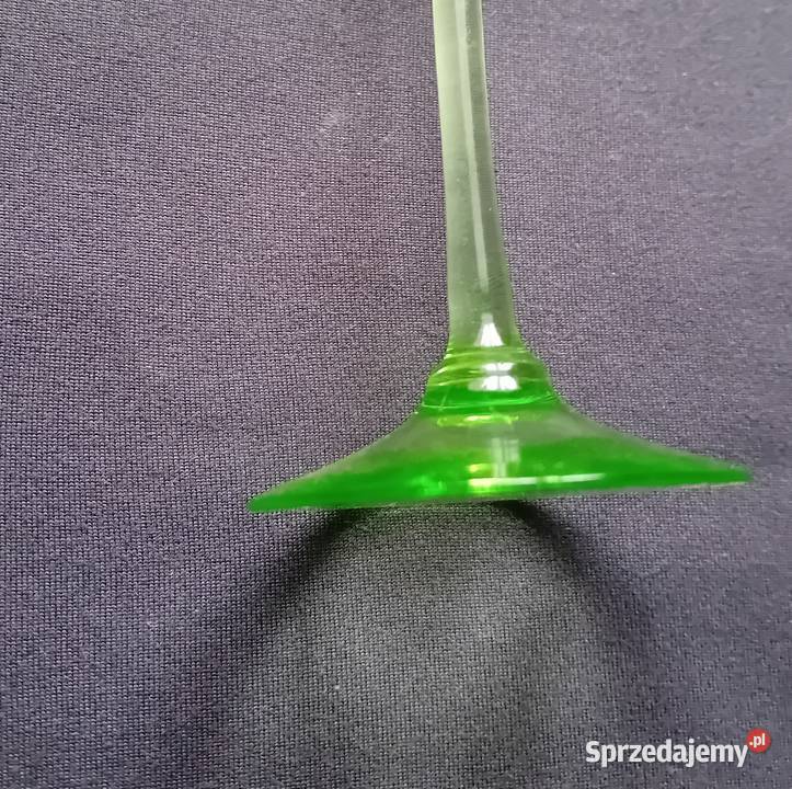 Secesyjny kieliszek do likieru na uranowej nóżce Koźminek