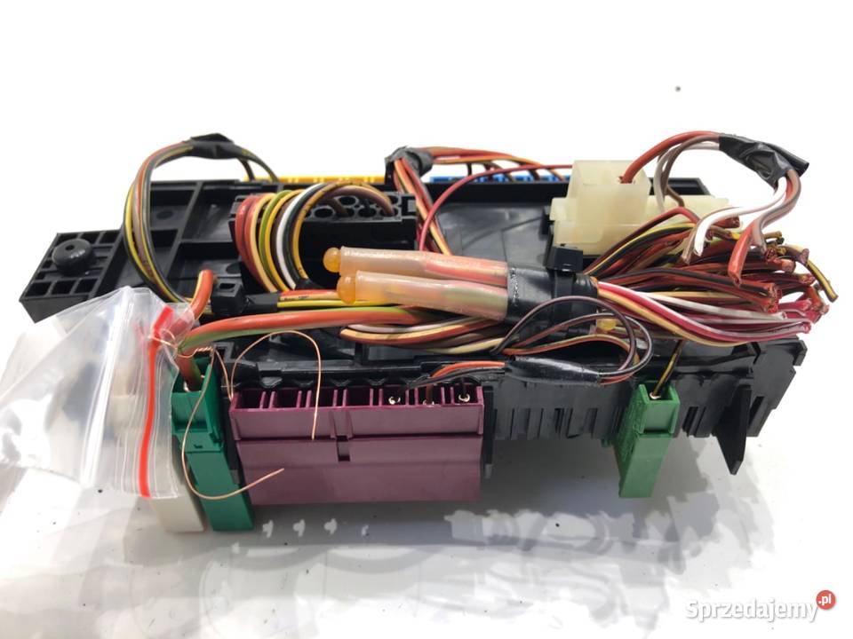 SKRZYNKA BEZPIECZNIKÓW MERCEDES W176 A2469060093 osobowe