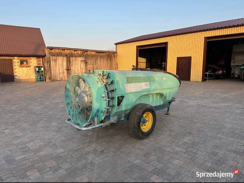 Opryskiwacz sadowniczy 1700l Opryskiwacze Sienno