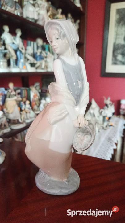 Dziewczyna z koszem kwiatów NAO
Hand made in Gdańsk