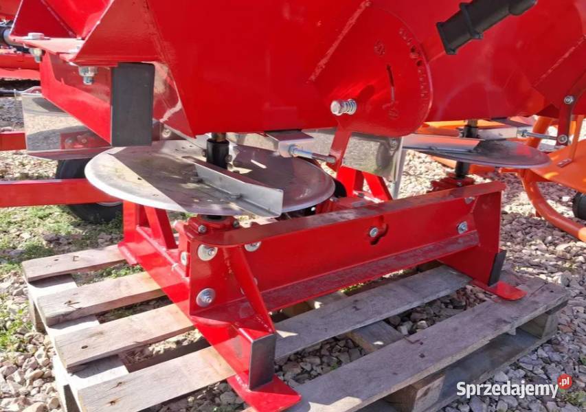 Rozsiewacz nawozów 600 l malowany tarcze Wyszków