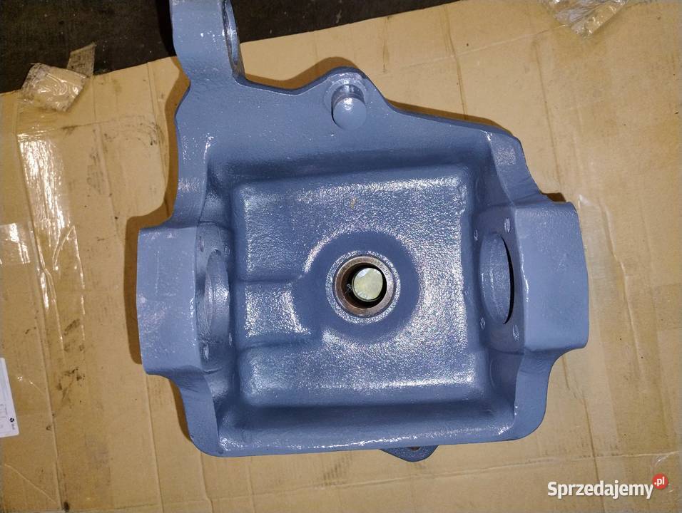 Zwrotnica prawa z piastą Massey Ferguson 3050 Prabuty