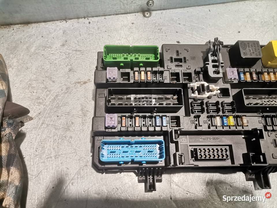 OPEL ASTRA III H SKRZYNKA BEZPIECZNIKÓW 13180775