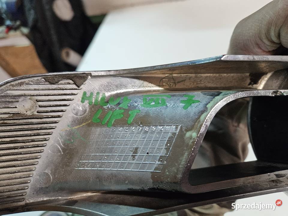 TOYOTA HILUX VII 11 KRATKA PRAWA ZDERZAKA PRZÓD Atrapy Międzychód sprzedam