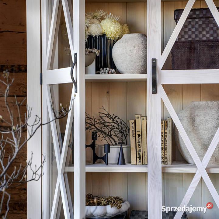 Drewniana witryna dwudrzwiowa bielona z krzyżem Maków Podhalański