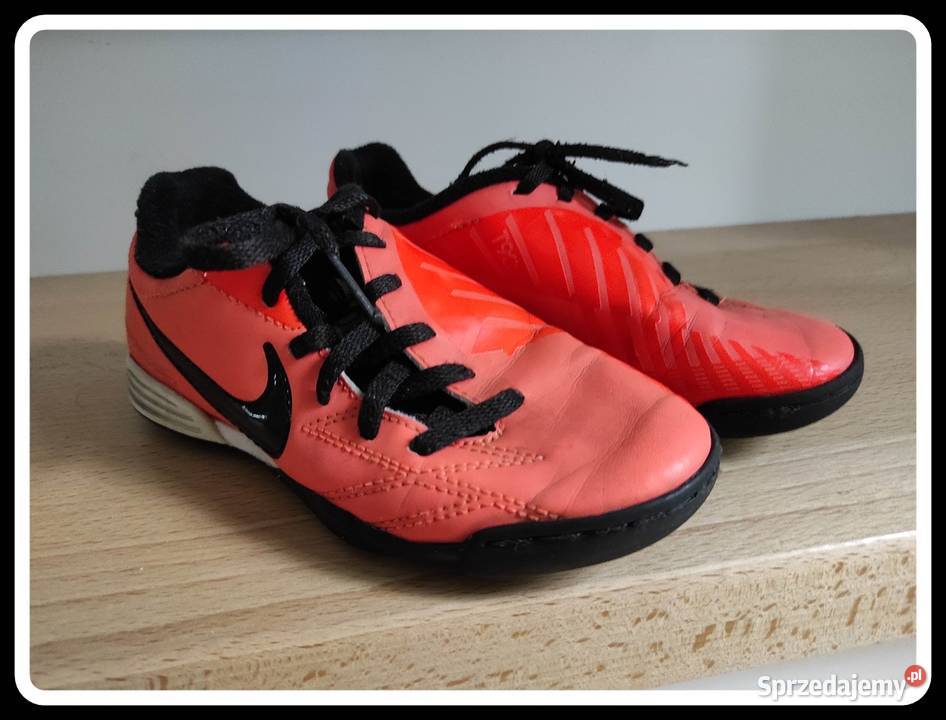 NIKE buty sportowe halówki do piłki nożnej 30