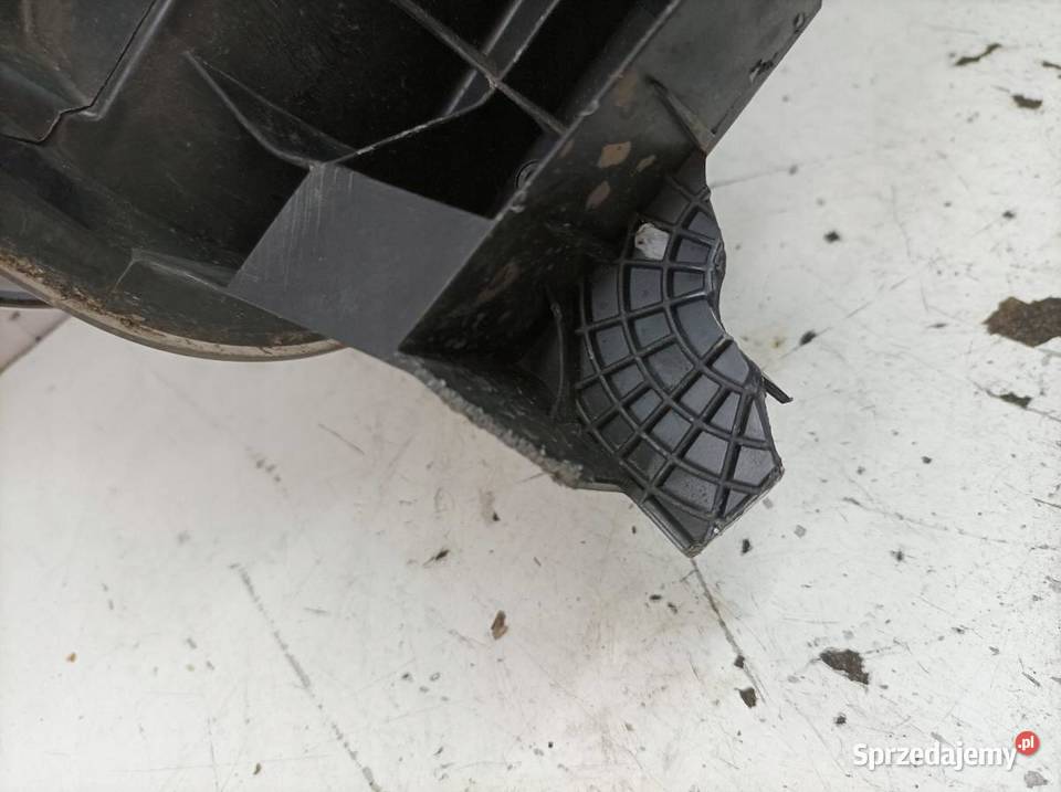 LAMPA PRZÓD PRAWA EUROPA LEKKO USZKODZONA osobowe