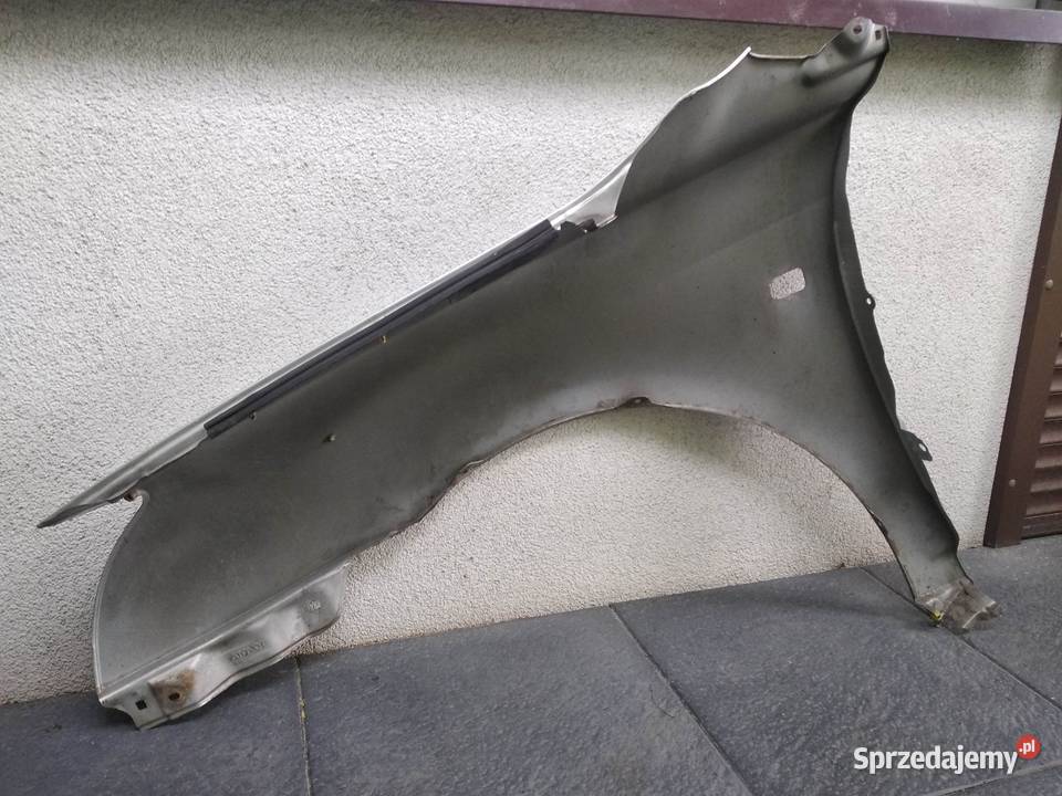 Toyota Avensis T25 przedlift błotnik prawy Sieradz