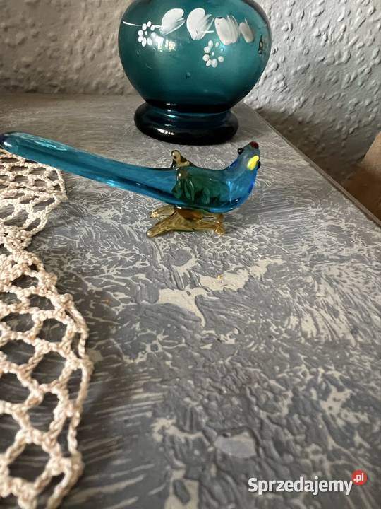 Maleńki szklany turkusowy ptaszek
