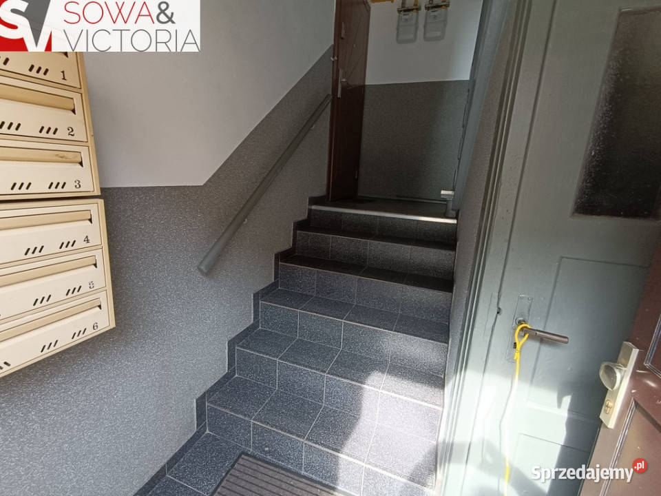 Mieszkanie w niewielkim budynku wśród zieleni cegła