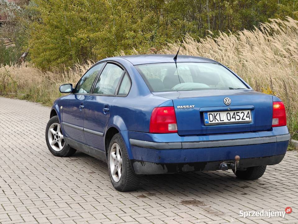 Volkswagen Passat B5 16 1998 r niebieski Samochody osobowe Kłodzko
