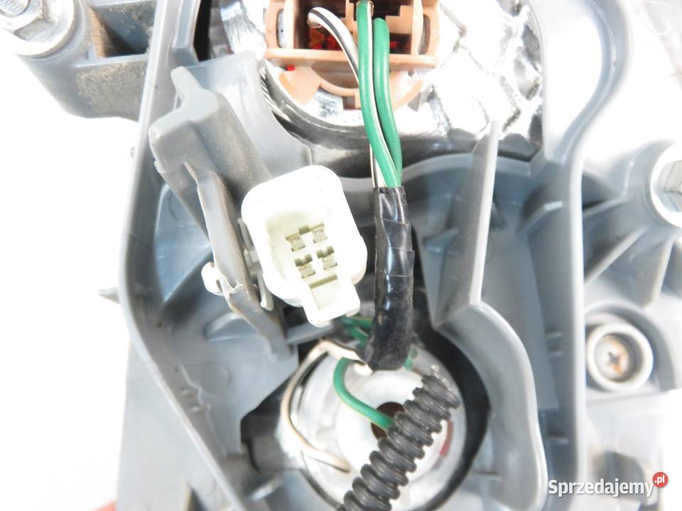 LAMPA PRAWA TYLNA TOYOTA COROLLA E15 SEDAN